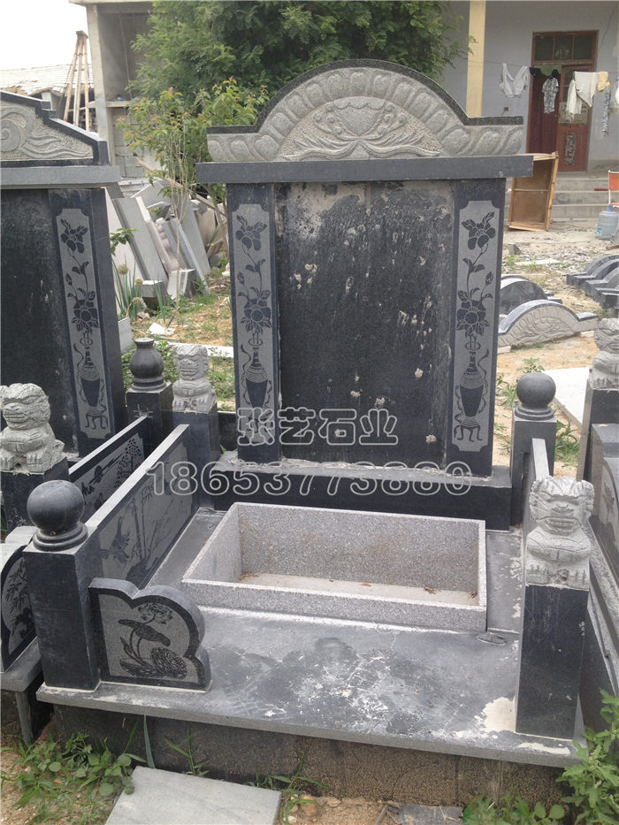 靠花崗巖墓碑撐起來的村莊 