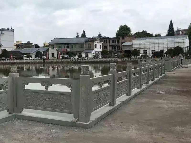 湖邊石欄桿