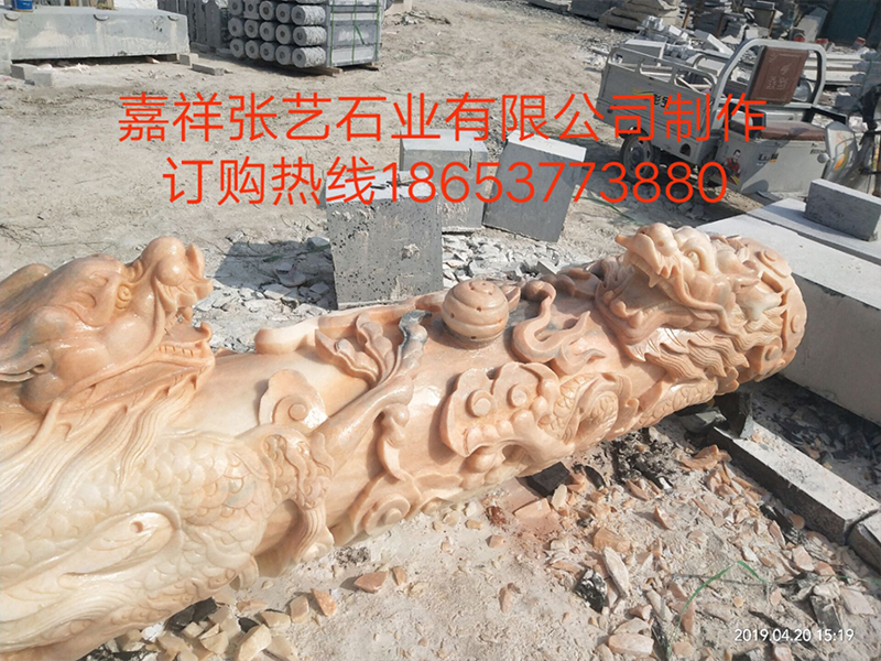 石龍柱精雕細琢成精品！